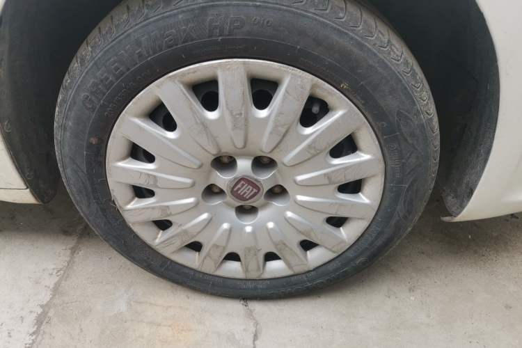 Used Fiat Viaggio 2015 1.4T Automatic Enjoyment Edition Right Front Wheel Hub