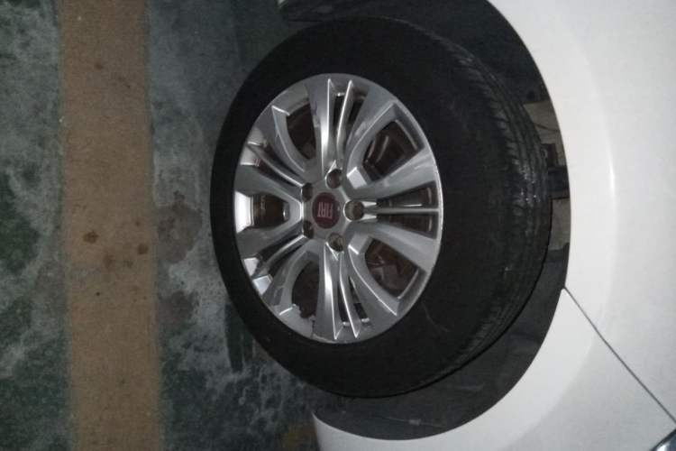 Used Fiat Viaggio 2015 1.4T Automatic Jingxiang Edition Right Front Wheel Hub