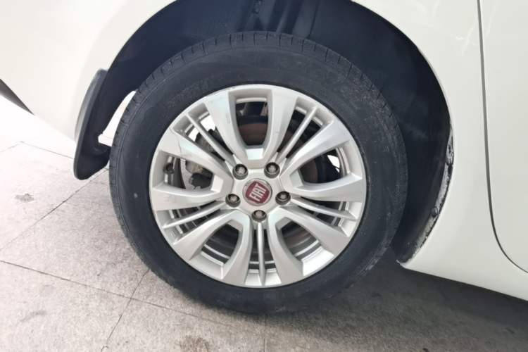 Used Fiat Viaggio 2015 1.4T Automatic Enjoyment Edition Right Rear Wheel Hub