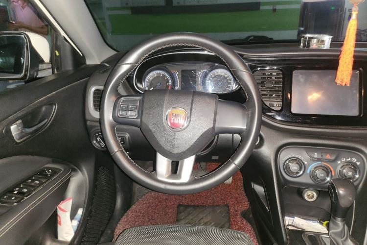 Used Fiat Viaggio 2015 1.4T Automatic Luxury Edition Steering Wheel
