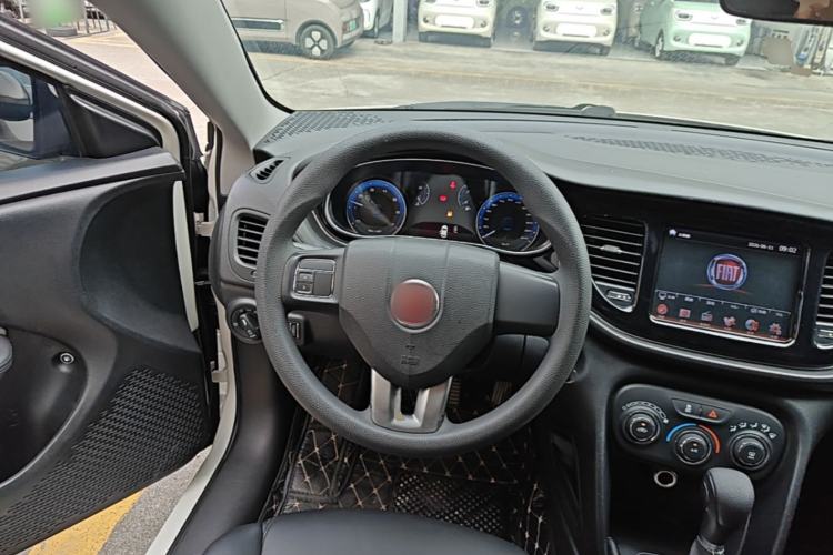 Used Fiat Viaggio 2015 1.4T Automatic Enjoyment Edition Steering Wheel