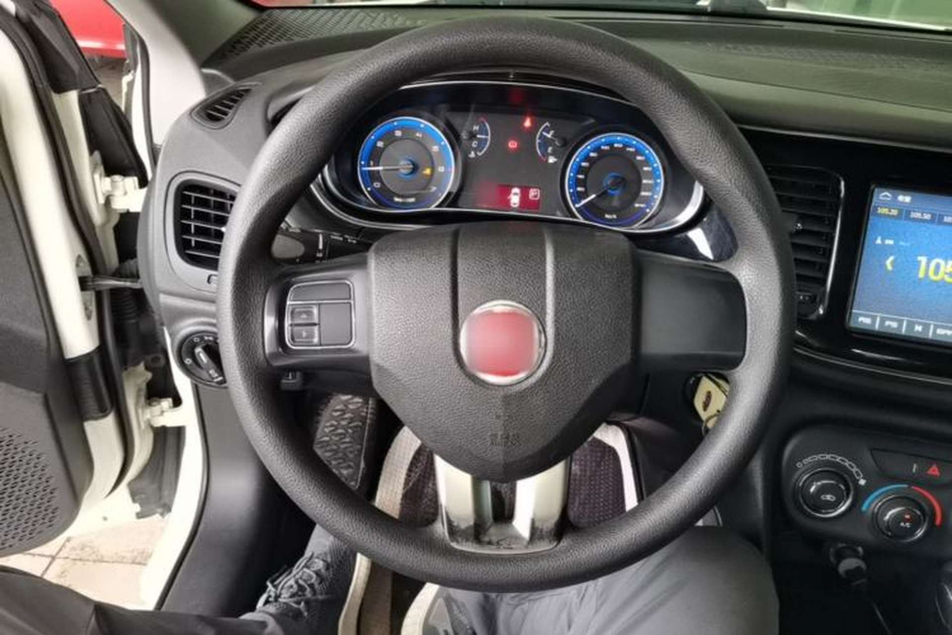 Used Fiat Viaggio 2015 1.4T Automatic Enjoyment Edition Steering Wheel