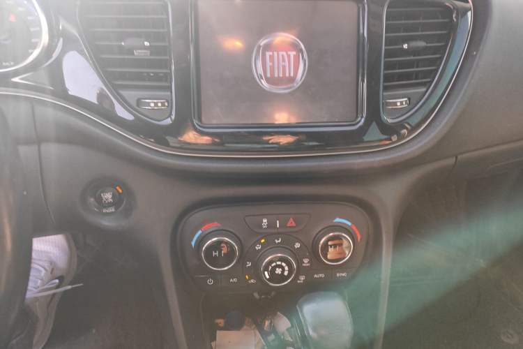 Used Fiat Viaggio 2015 1.4T Automatic Jingxiang Edition Audio And AC Panel