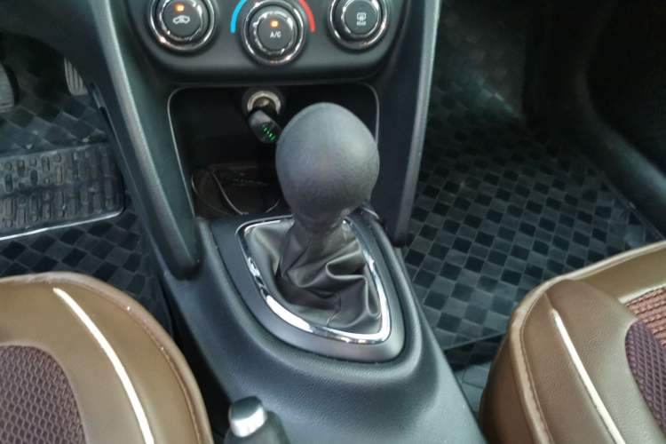 Used Fiat Viaggio 2015 1.4T Manual Enjoyment Edition Gear Lever