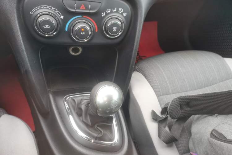 Used Fiat Viaggio 2015 1.4T Manual Enjoyment Edition Gear Lever