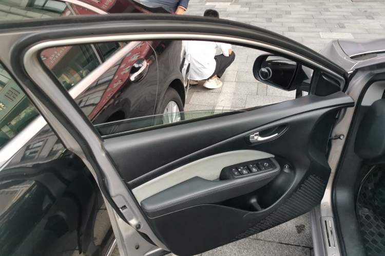 Used Fiat Viaggio 2015 1.4T Manual Enjoyment Edition Left Front Door Interior