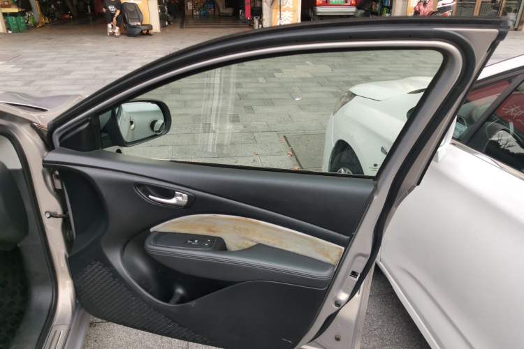 Used Fiat Viaggio 2015 1.4T Manual Enjoyment Edition Right Front Door Interior