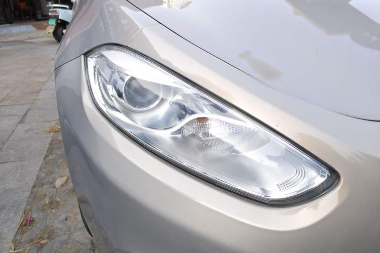 Used Fiat Viaggio 2015 1.4T Manual Enjoyment Edition Right Front Headlight