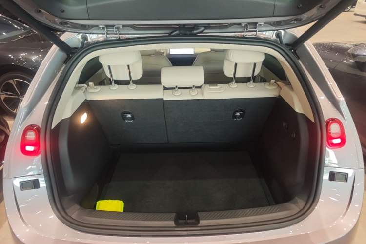 Used firefly 2025 Illuminated Edition Trunk