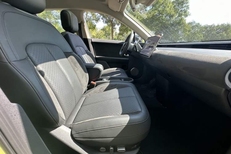 Used firefly 2025 Illuminated Edition Interior 8