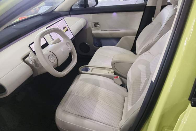 Used firefly 2025 Illuminated Edition Left Front Seat