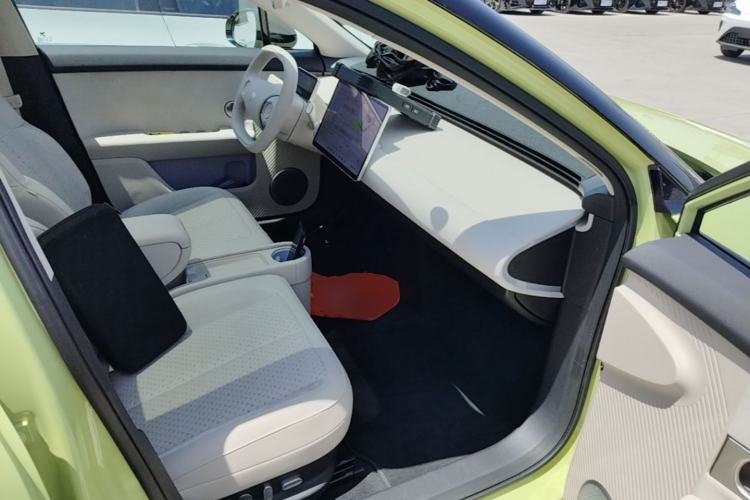 Used firefly 2025 Illuminated Edition Right Front Seat