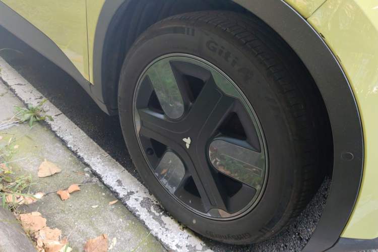Used firefly 2025 Free Edition Right Front Wheel Hub