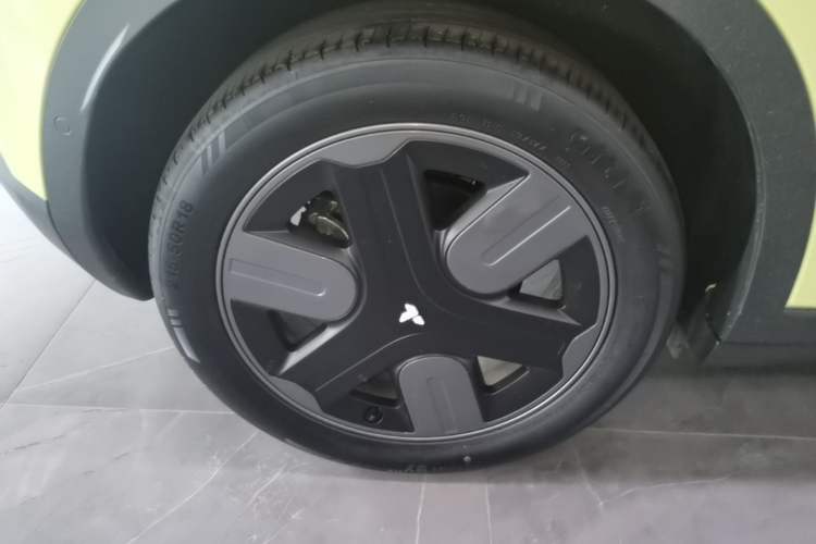 Used firefly 2025 Illuminated Edition Right Rear Wheel Hub