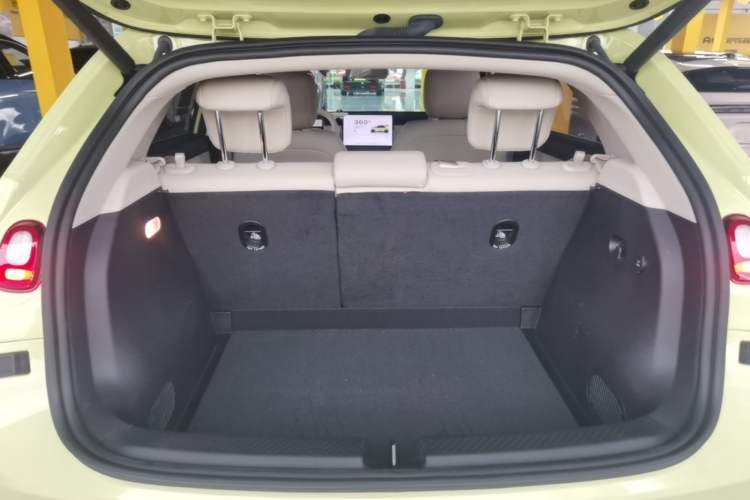 Used firefly 2025 Illuminated Edition Trunk