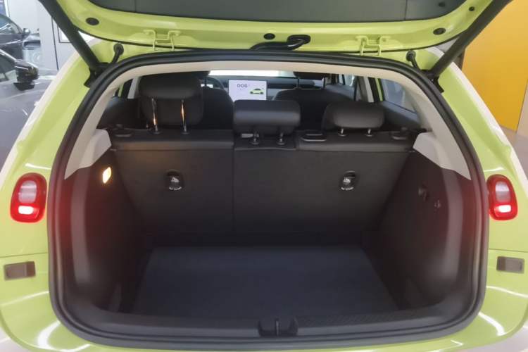 Used firefly 2025 Illuminated Edition Trunk