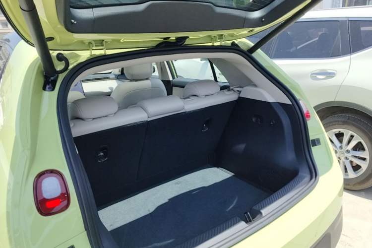 Used firefly 2025 Illuminated Edition Trunk