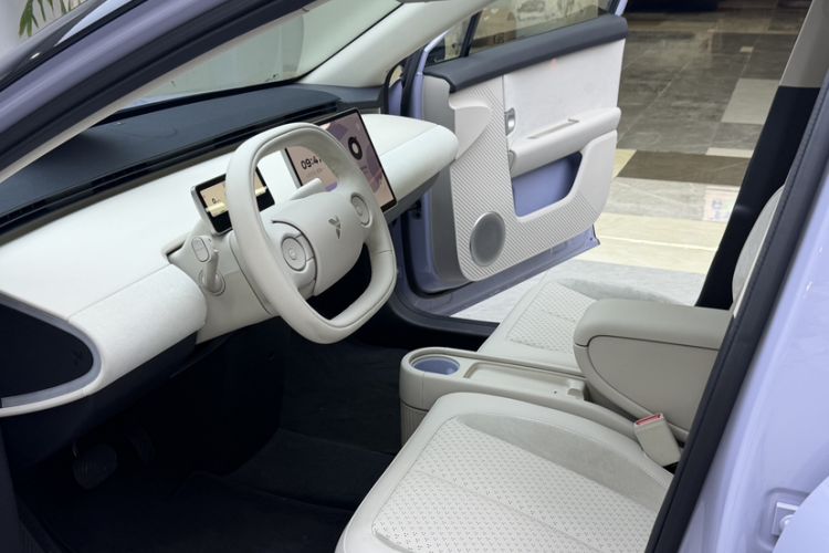 Used firefly 2025 Illuminated Edition Interior 6