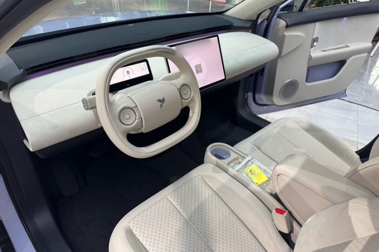 Used firefly 2025 Illuminated Edition Interior 9