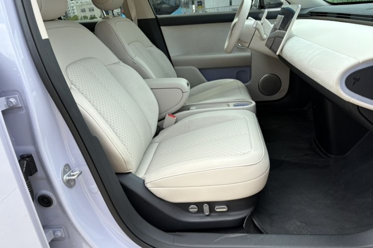 Used firefly 2025 Illuminated Edition Right Front Seat