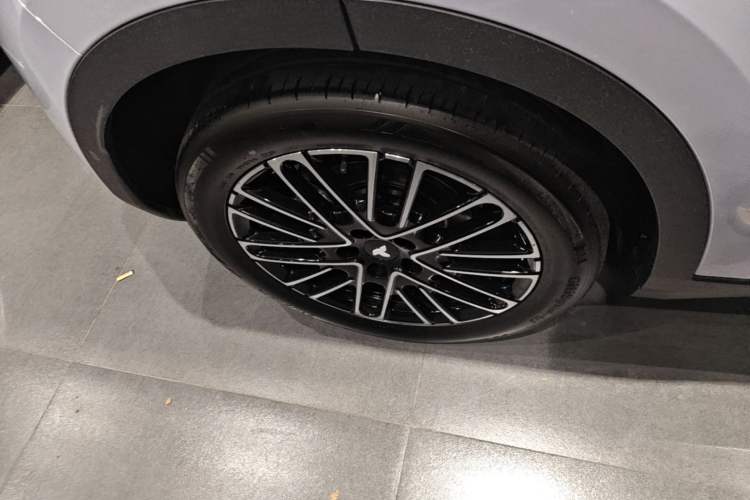 Used firefly 2025 Illuminated Edition Right Rear Wheel Hub
