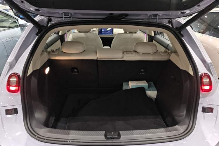 Used firefly 2025 Illuminated Edition Trunk