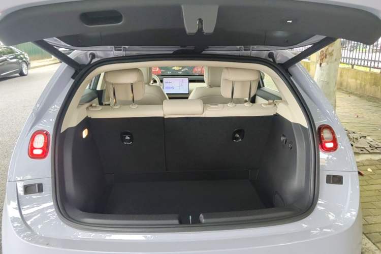 Used firefly 2025 Illuminated Edition Trunk