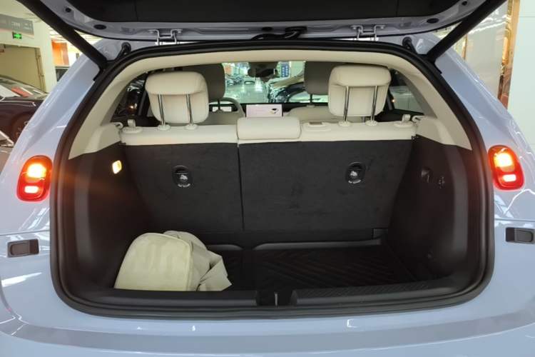 Used firefly 2025 Illuminated Edition Trunk