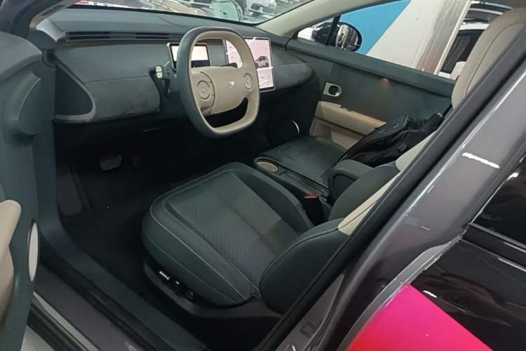 Used firefly 2025 Illuminated Edition Left Front Seat