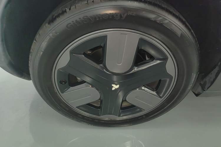 Used firefly 2025 Illuminated Edition Right Rear Wheel Hub