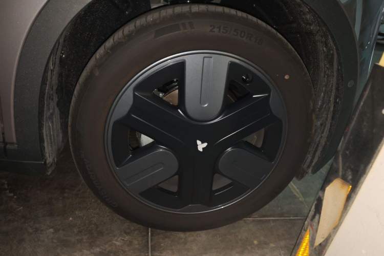 Used firefly 2025 Illuminated Edition Right Front Wheel Hub