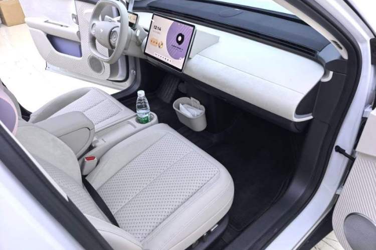 Used firefly 2025 Illuminated Edition Interior 3