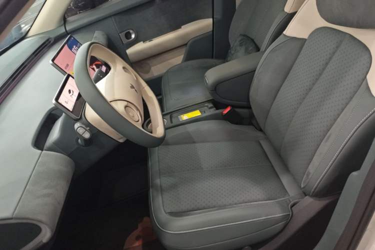 Used firefly 2025 Illuminated Edition Left Front Seat