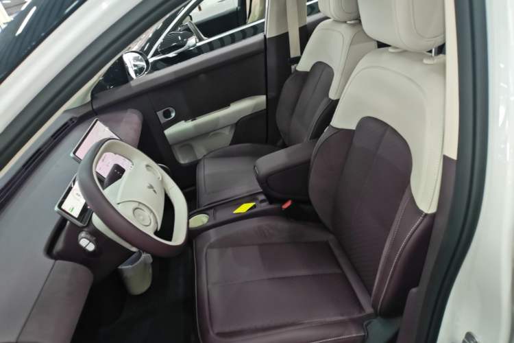 Used firefly 2025 Illuminated Edition Left Front Seat