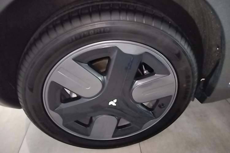 Used firefly 2025 Illuminated Edition Right Rear Wheel Hub