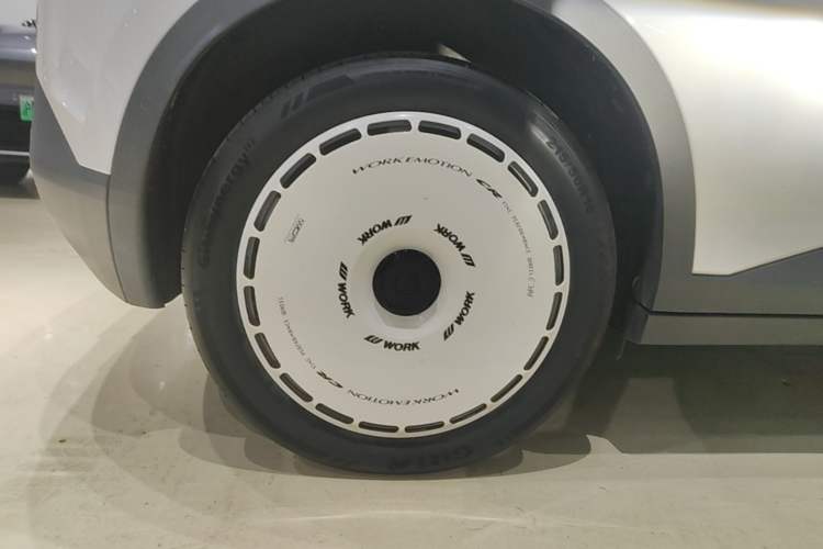Used firefly 2025 Illuminated Edition Right Rear Wheel Hub