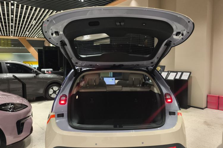 Used firefly 2025 Illuminated Edition Trunk