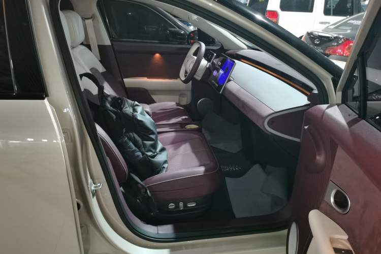 Used firefly 2025 Illuminated Edition Right Front Seat