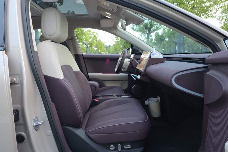 Used firefly 2025 Illuminated Edition Right Front Seat