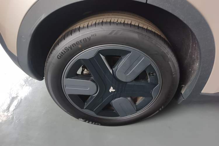 Used firefly 2025 Illuminated Edition Right Rear Wheel Hub