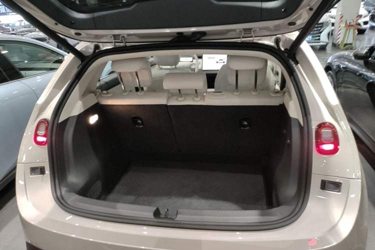 Used firefly 2025 Illuminated Edition Trunk