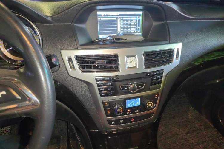 Used Foday Landfort 2015 2.4L Gasoline Two-Wheel Drive Luxury Edition 7 Seats Audio And AC Panel