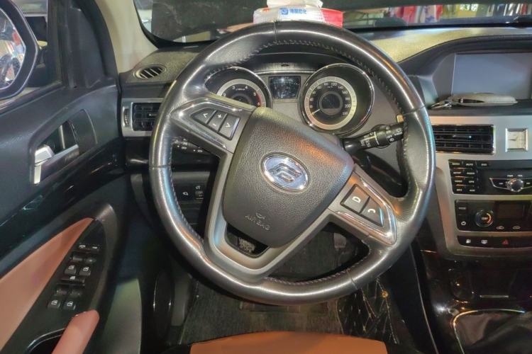 Used Foday Landfort 2015 2.4L Gasoline Two-Wheel Drive Luxury Edition 7 Seats Steering Wheel