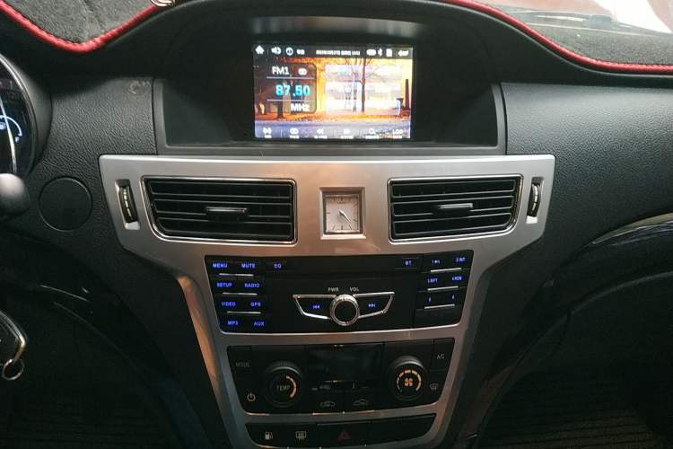 Used Foday Landfort 2015 2.4L Gasoline Two-Wheel Drive Standard Edition 7-Seater Audio And AC Panel