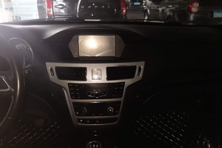 Used Foday Landfort 2015 1.9T Diesel Two-Wheel Drive Standard Edition 7 Seats Audio And AC Panel