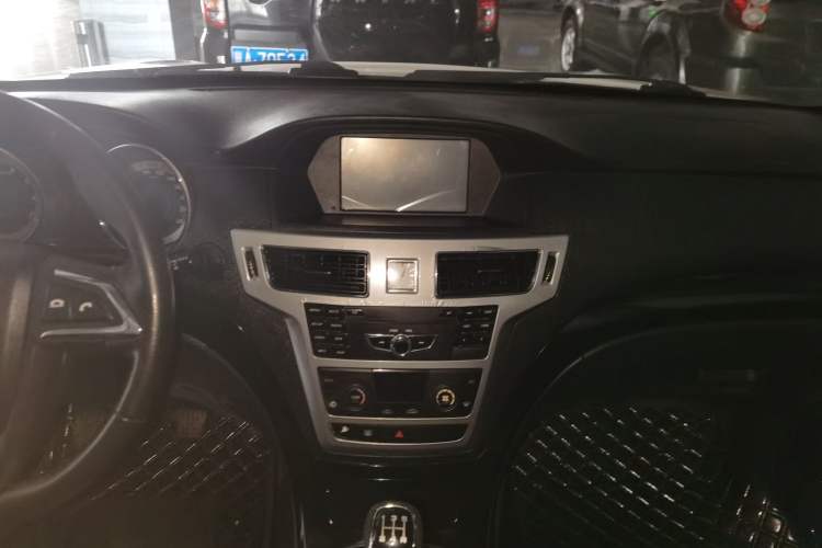 Used Foday Landfort 2015 1.9T Diesel Two-Wheel Drive Standard Edition 7 Seats Interior 4