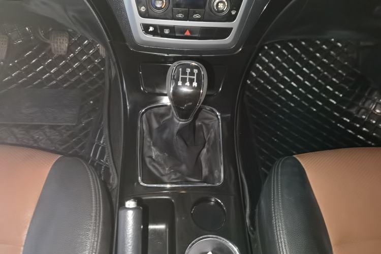 Used Foday Landfort 2015 1.9T Diesel Two-Wheel Drive Standard Edition 7 Seats Interior 5