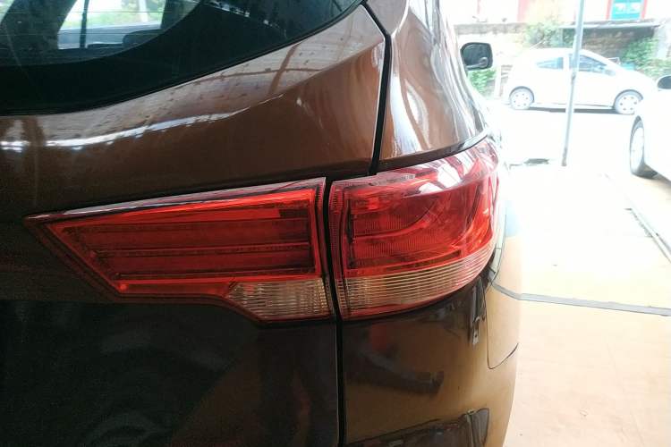 Used Foday Landfort 2015 2.4L Gasoline Two-Wheel Drive Standard Edition 7-Seater Right Rear Taillight