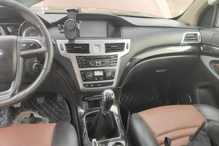 Used Foday Landfort 2015 1.9T Diesel Two-Wheel Drive Luxury Edition 7 Seats Audio And AC Panel