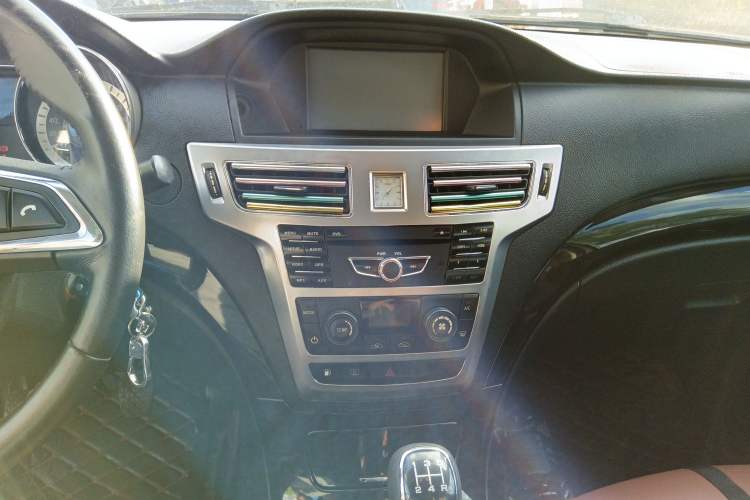 Used Foday Landfort 2015 1.9T Diesel Two-Wheel Drive Luxury Edition 7 Seats Audio And AC Panel